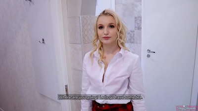 Joven universitaria engaña a su novio con su amigo | POV y se corre dentro de su coño